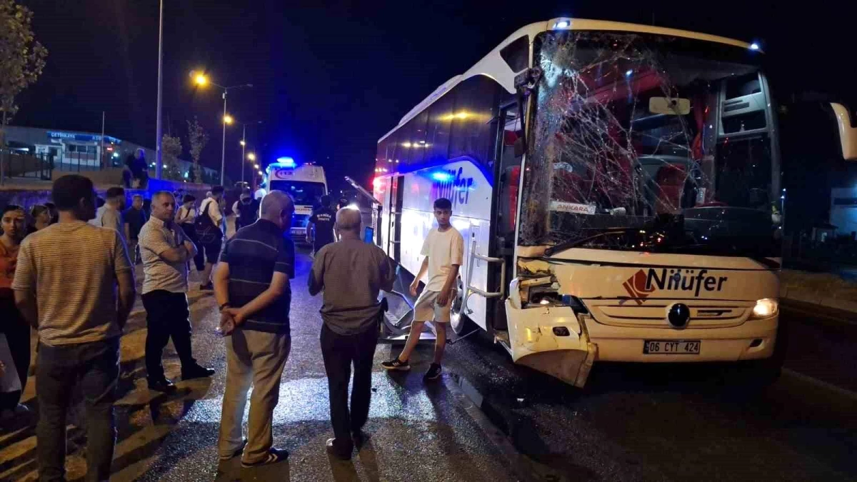 Manisa Turgutlu'da Yolcu Otobüsü TIR'a Arkadan Çarptı