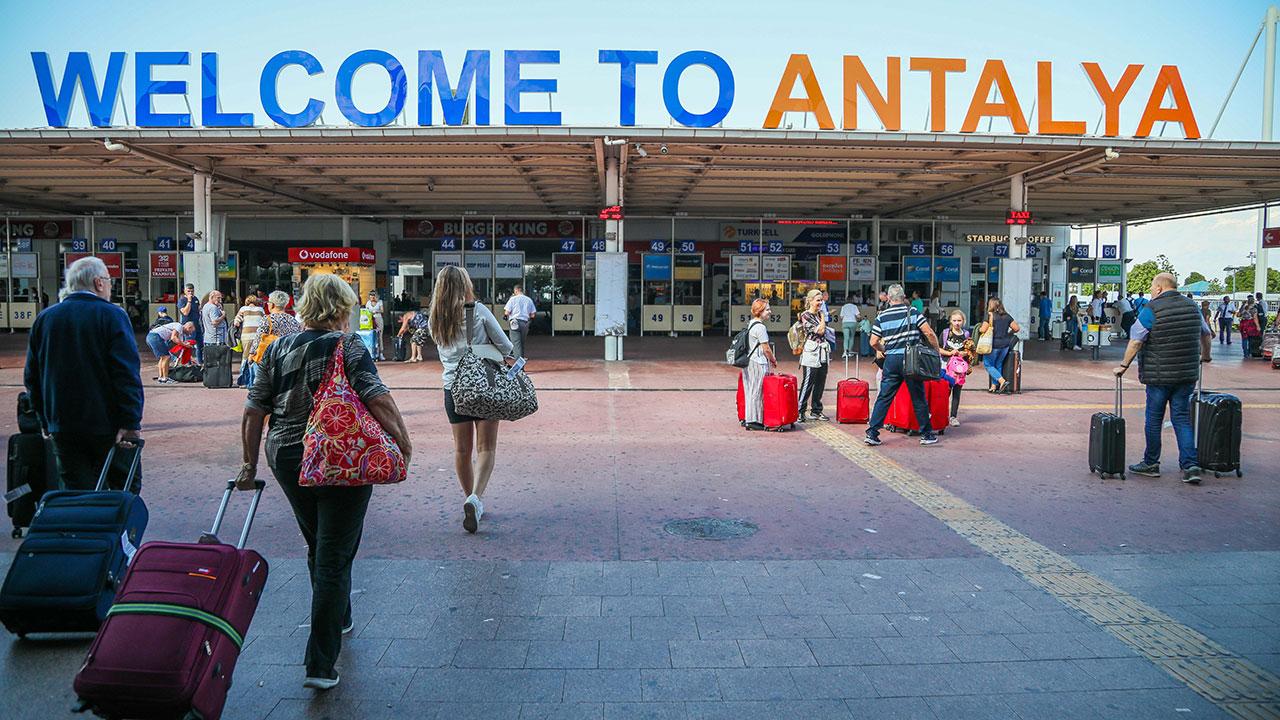Antalya Havalimanı'nda 6 ayda 14,5 milyon yolcu trafiği